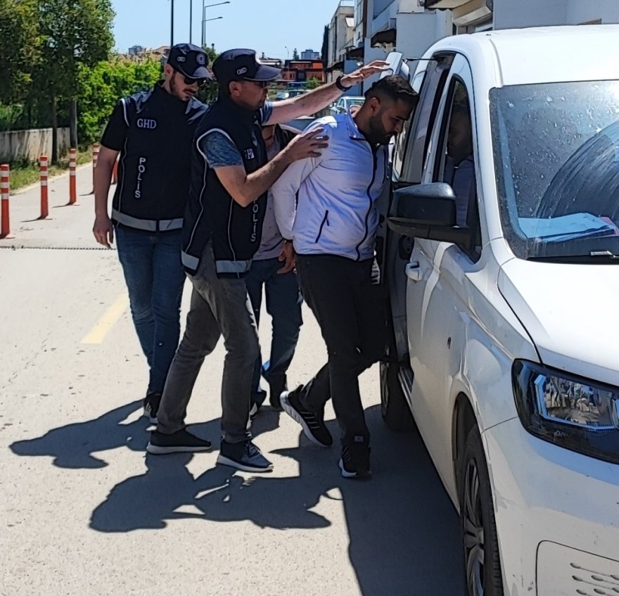 Adana'da kaçak göçmen taşıyan iki kişi yakalandı