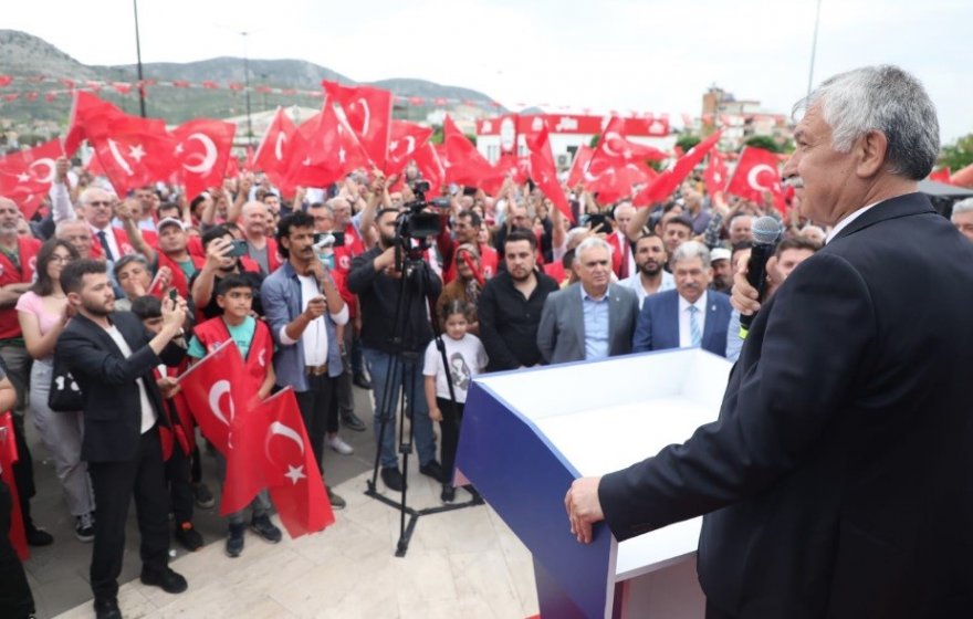 Başkan Zeydan Karalar, sabahın erken saatlerinden, gecenin geç saatlerine kadar halkın içinde