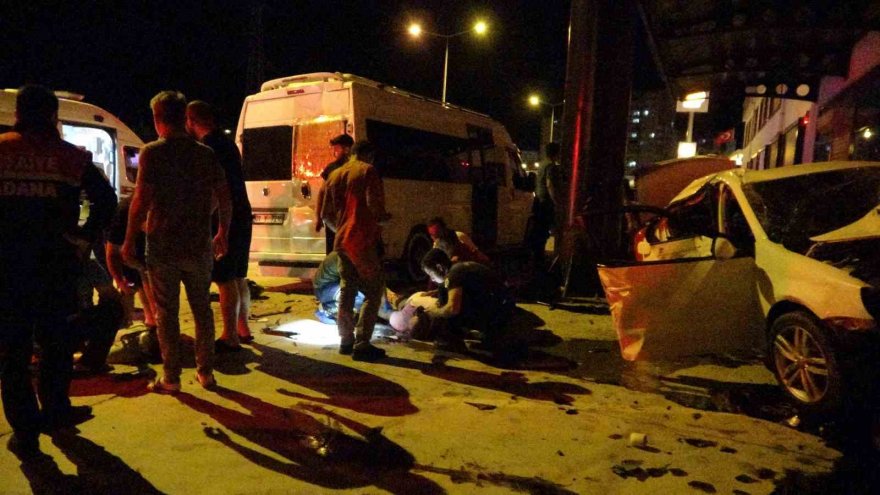 Otomobil market duvarına daldı: 5 yaralı