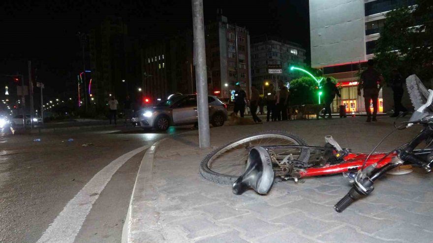 İş çıkışı bisikletle evine giden kişi otomobilin çarpması sonucu ağır yaralandı