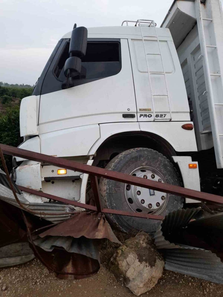 Adana'da kamyon sürücüsü direksiyonu başında ölü bulundu