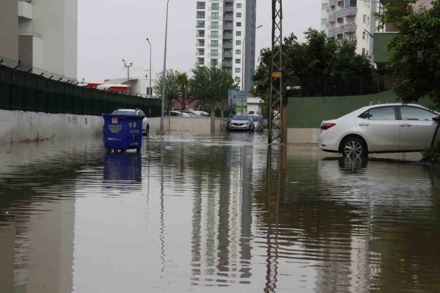 Adana sağanak yağmurla güne erken başladı