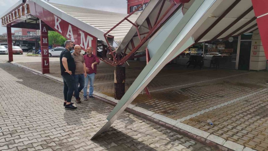 Adana'da şiddetli yağış 2 oto galerilerin çatılarını çökertti, araçlar zarar gördü