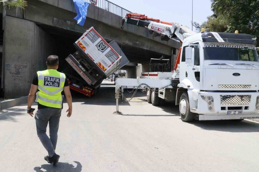 Adana'da çekicinin üzerindeki kamyon otoyol köprüsüne sıkıştı