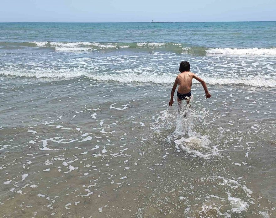 Güneşi gören çocuklar denize koştu