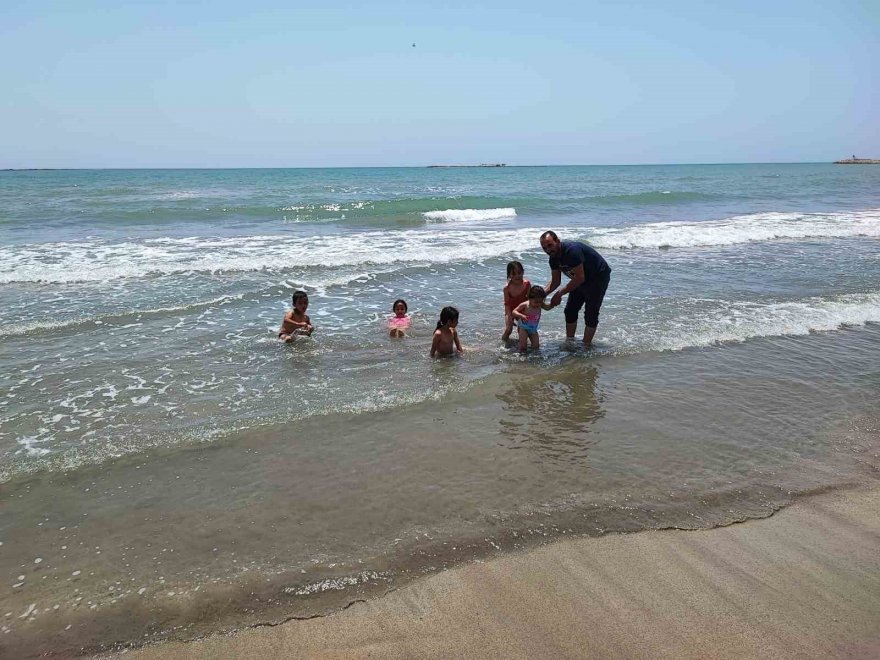 Güneşi gören çocuklar denize koştu