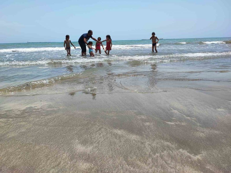 Güneşi gören çocuklar denize koştu