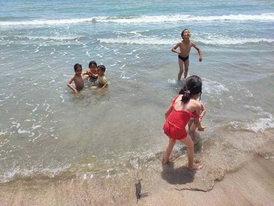 Güneşi gören çocuklar denize koştu