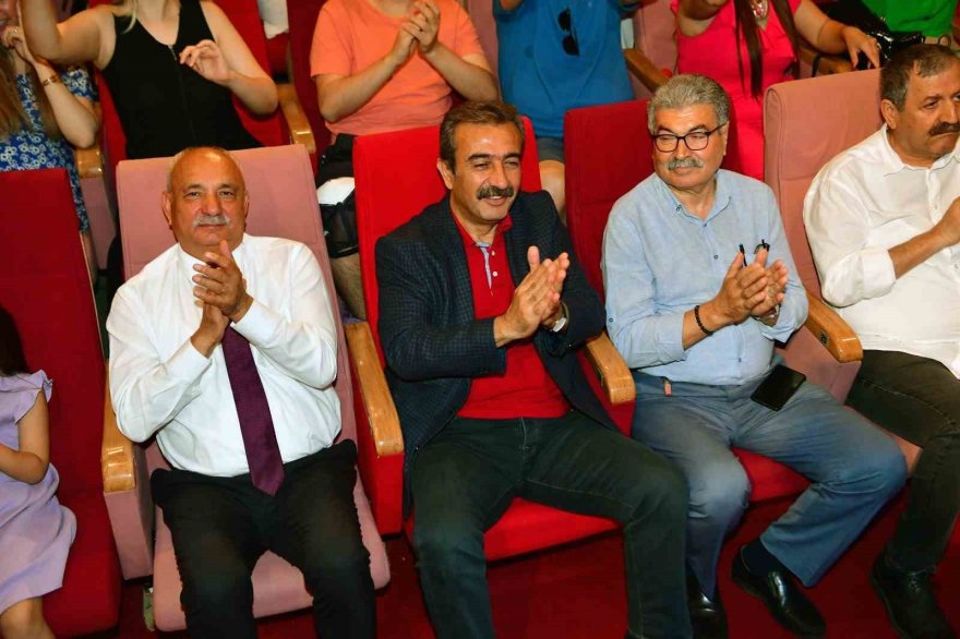 Kreş öğrencilerinin mezuniyet sevinci