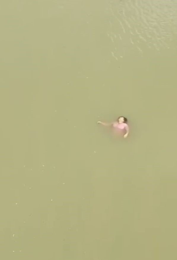 Nehre düşen kadını ölmek üzereyken ekipler kurtardı