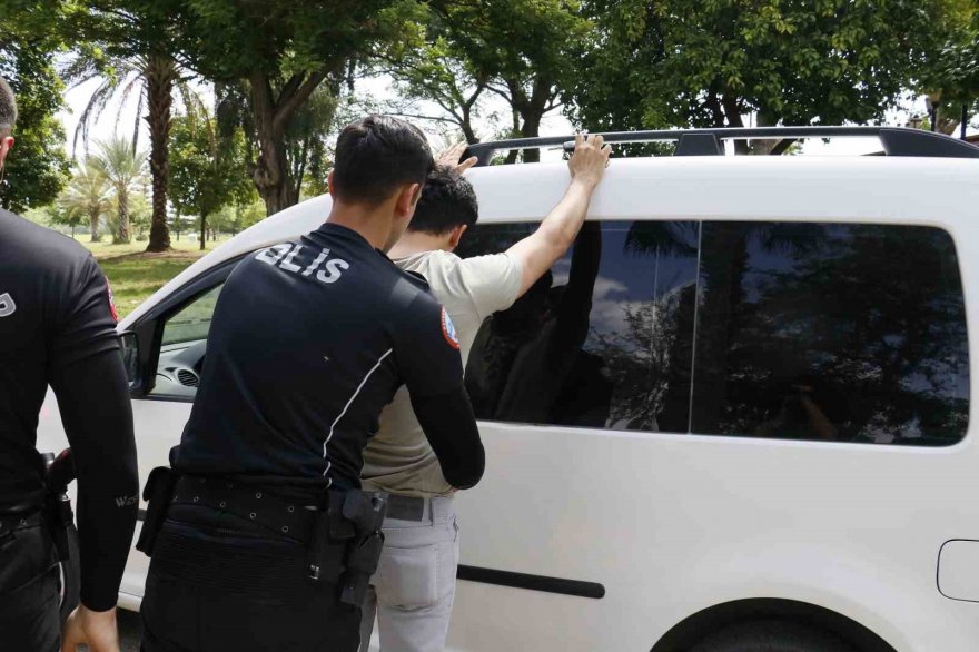 Adana polisinin ’şok uygulamaları’nda bin 287 adet ruhsatsız silah ele geçirildi