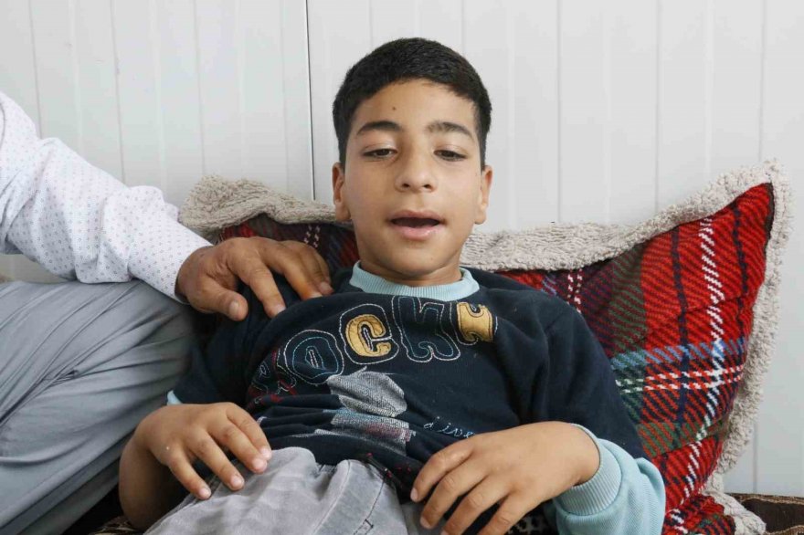 Depremde evsiz kaldı, oğlunun tedavisi için ailesiyle Adana’ya yerleşti