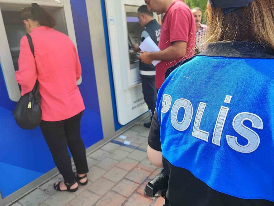 Polis vatandaşı parasını kaptırmaması için ATM önünde uyardı