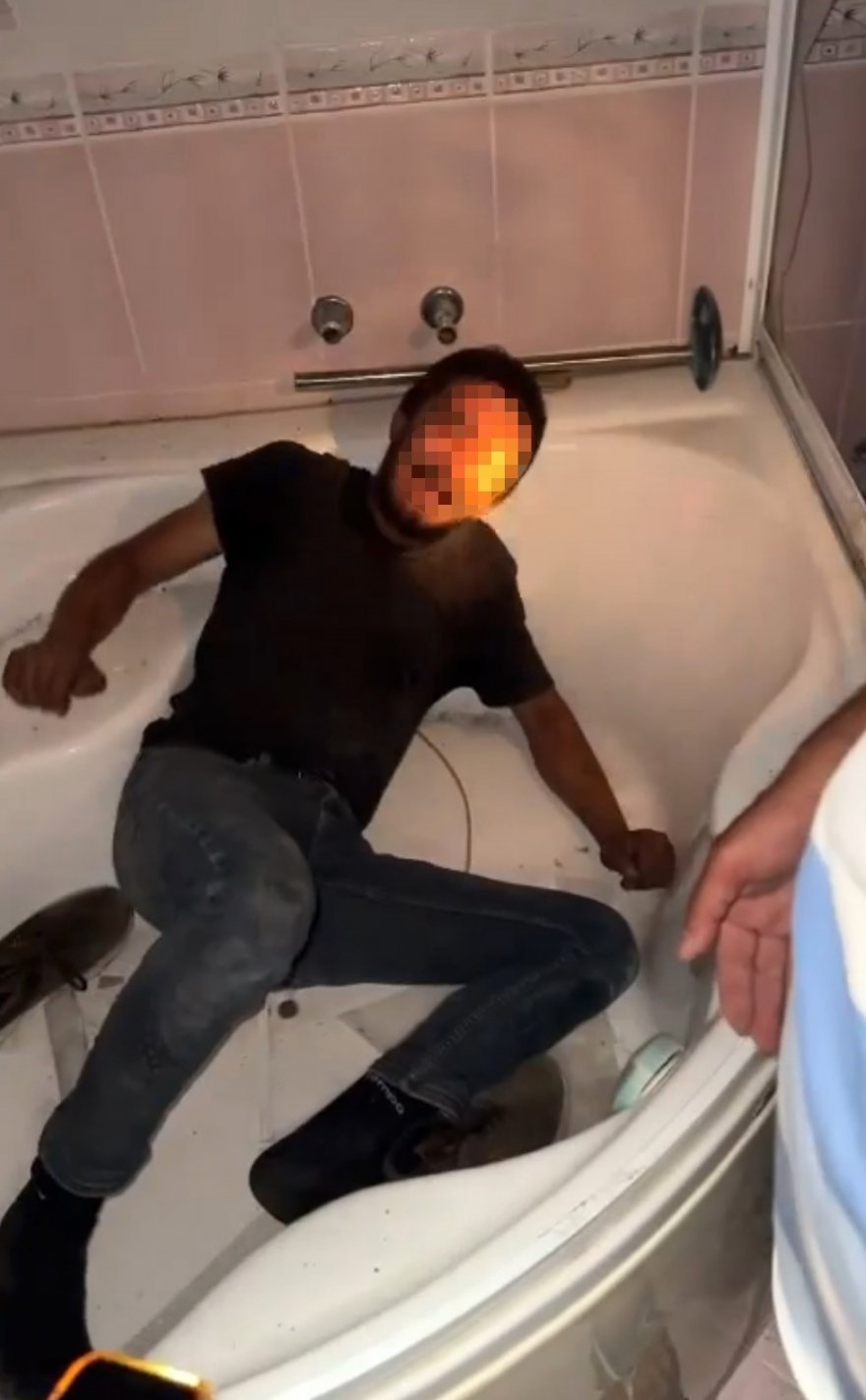 Hasarlı binadan hırsızlık yapan zanlı jakuzide yakalanıp darp edildi