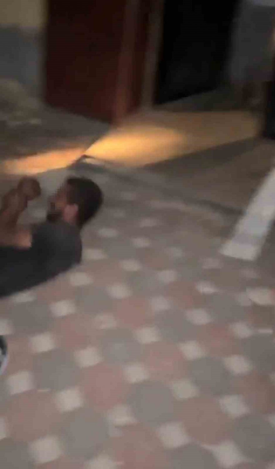 Hasarlı binadan hırsızlık yapan zanlı jakuzide yakalanıp darp edildi