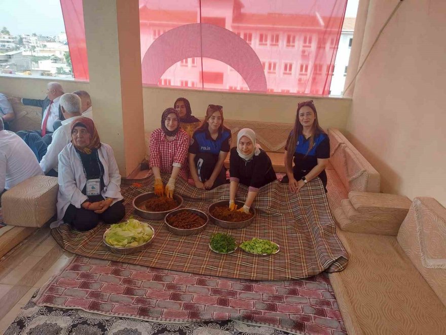 Polis kursiyerlere saz çalıp, kadınlarla çiğ köfte yaptı
