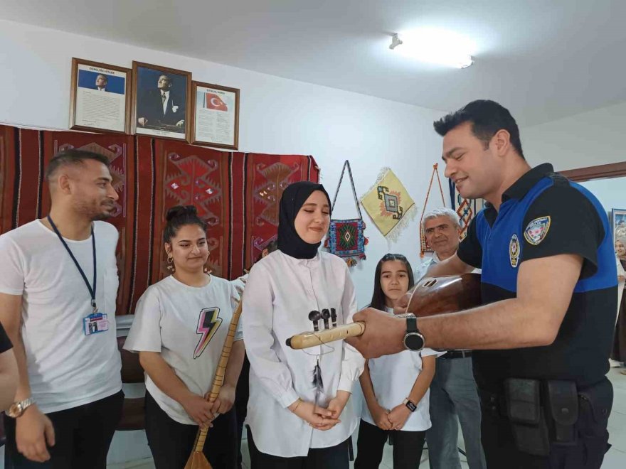 Polis kursiyerlere saz çalıp, kadınlarla çiğ köfte yaptı