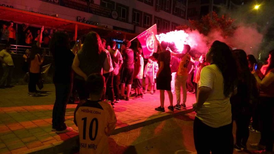 Adana’daki taraftarlar Galatasaray şampiyonluk sevincini yaşadı