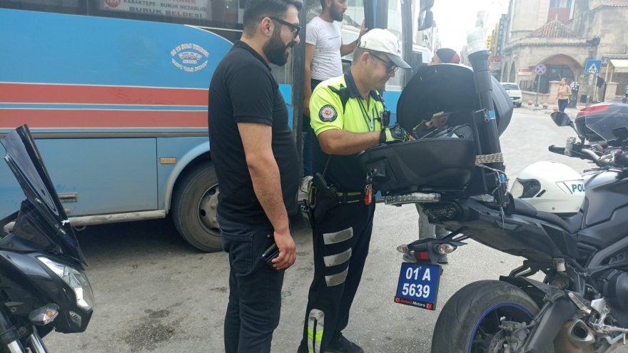 Polis, klima açmayıp kapı açarak yolcu taşıyan dolmuşlara cezai işlem uyguladı