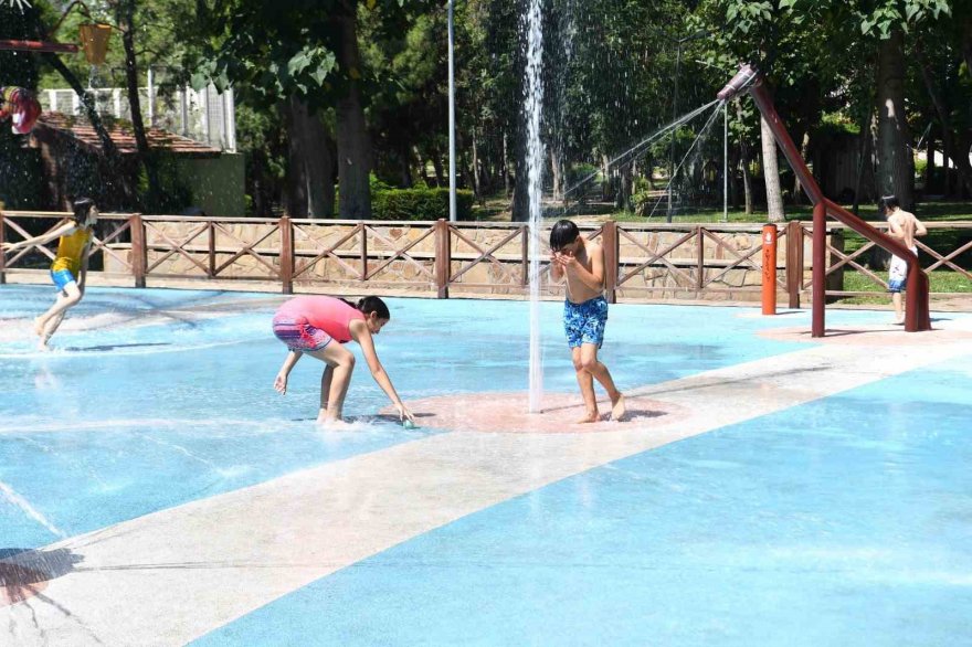Çukurova’da su oyun parkları açıldı