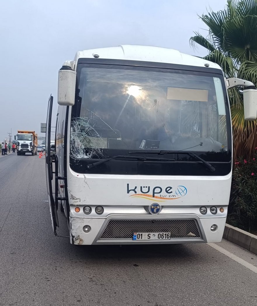 Servis otobüsünün çarptığı kamyonet motosikletlinin ölümüne neden oldu