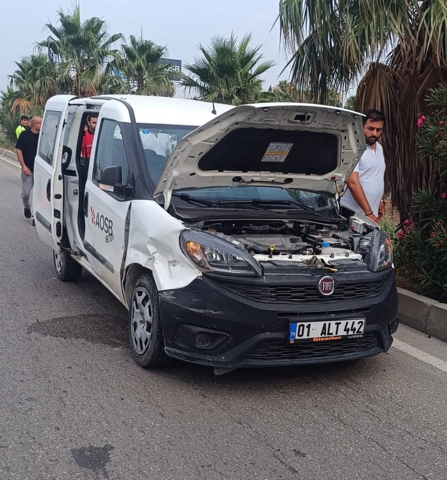 Servis otobüsünün çarptığı kamyonet motosikletlinin ölümüne neden oldu