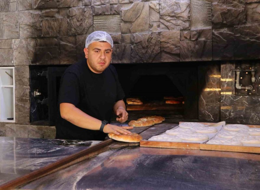 Fırıncılardan ‘El Nino’ sıcaklarına ilginç çözüm: Kafalarını buzlu suya sokup hortumla serinliyorlar