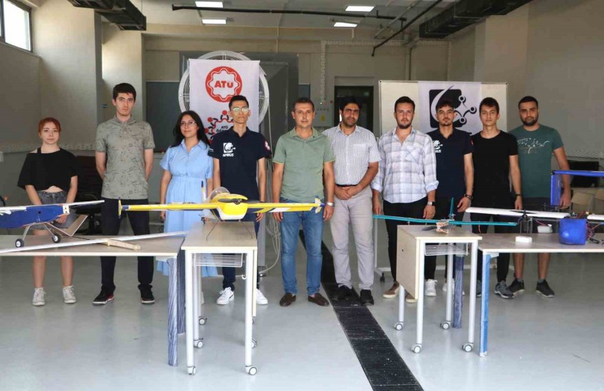 İnsansız hava araçları yapıp, okul pistinde deniyorlar