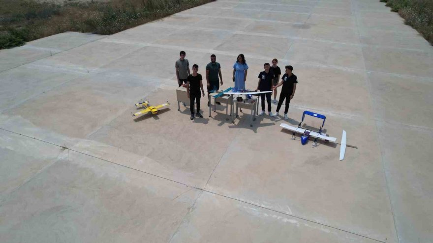 İnsansız hava araçları yapıp, okul pistinde deniyorlar