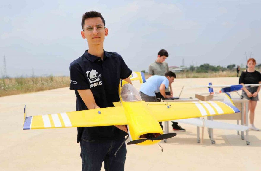 İnsansız hava araçları yapıp, okul pistinde deniyorlar