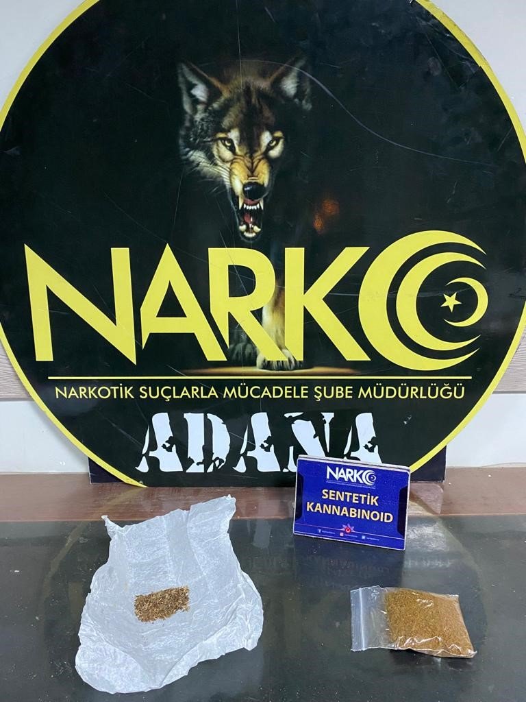 Adana’da sokakta uyuşturucu sattığı öne sürülen 2 şüpheli tutuklandı