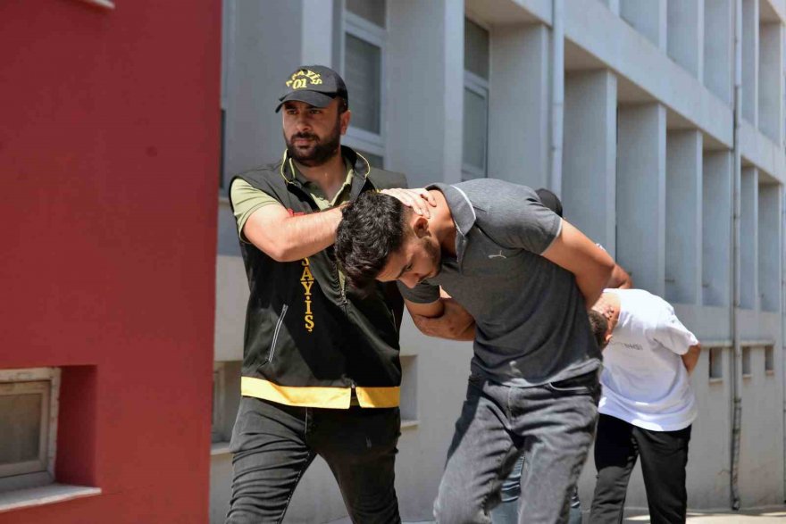 Kiraladıkları aracı götüren arkadaşlarını öldürdüler, otomobil içinde yakalandılar