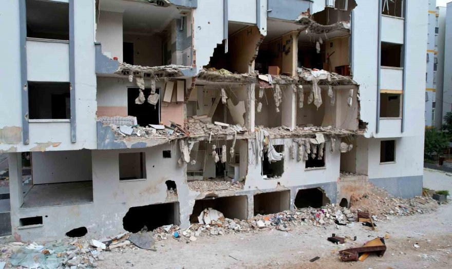 Depremde yıkılan binaları gören duygulanıyor