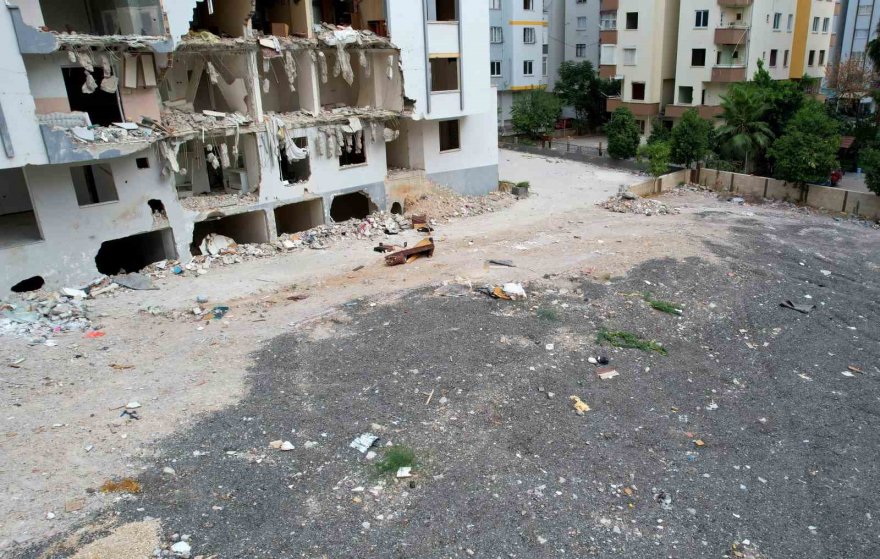 Depremde yıkılan binaları gören duygulanıyor