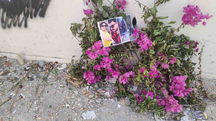 Depremde yıkılan binaları gören duygulanıyor