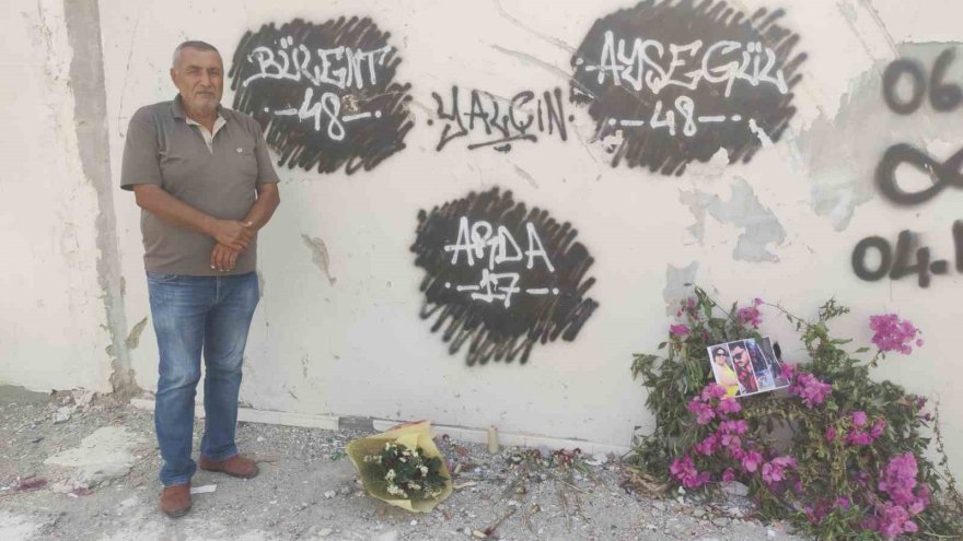 Depremde yıkılan binaları gören duygulanıyor