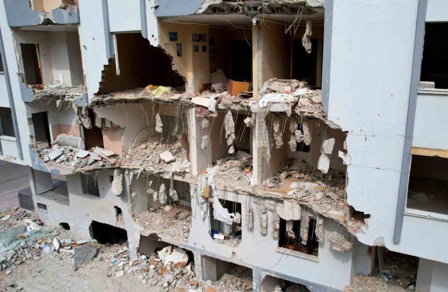 Depremde yıkılan binaları gören duygulanıyor