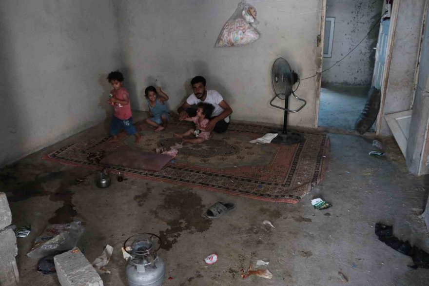 Kızlarıyla bir başına kalan çaresiz baba, eşine seslenip eve dönmesini istedi