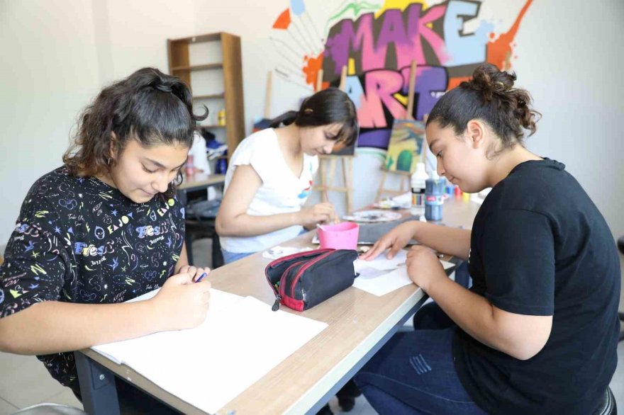 Yüreğir Belediyesi gençlik merkezleri ilgi odağı oldu