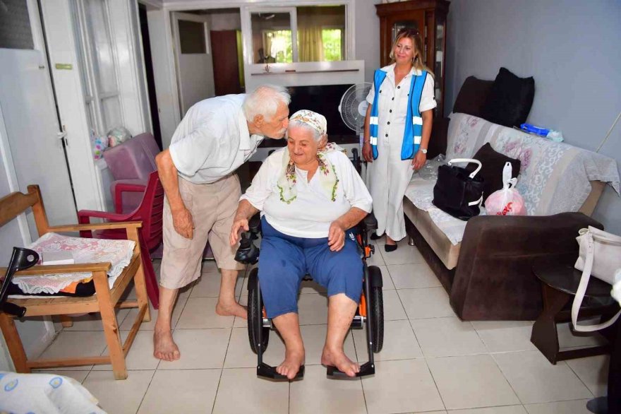 Belediye başkanı hiç kaza yapmayan sürücünün hasta eşine yardımda bulundu