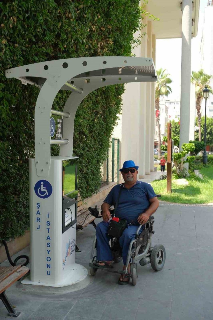 Büyükşehir belediyesi 5 noktaya akülü tekerlekli sandalye şarj istasyonu kurdu