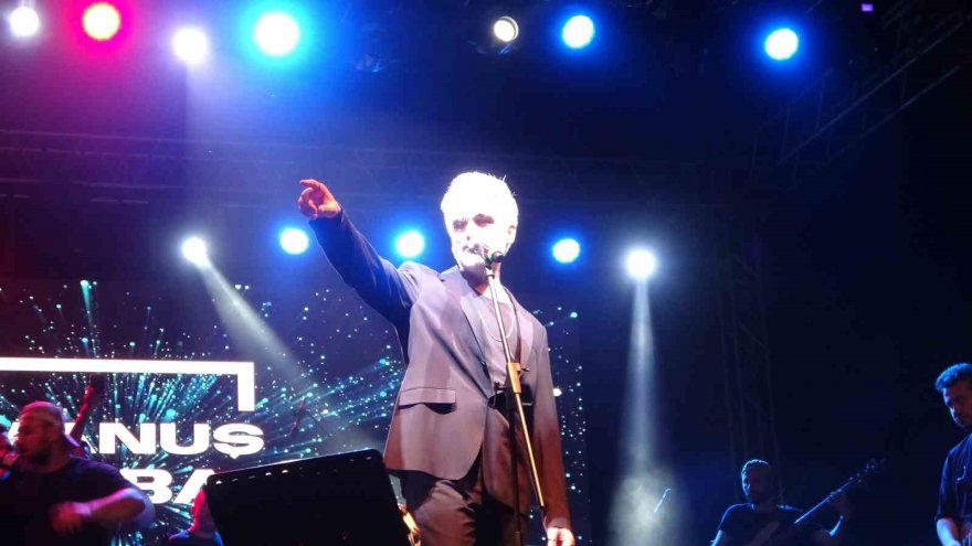 Manuş Baba’yı el işi yaparak bekledi