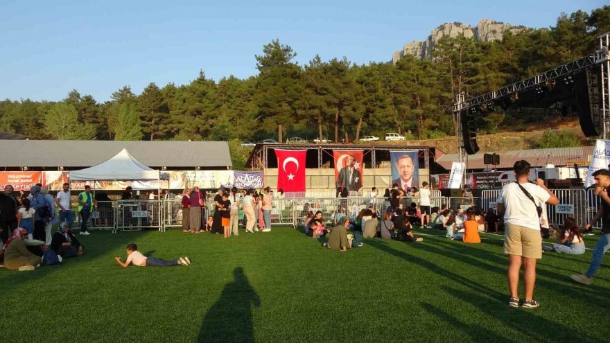 Manuş Baba’yı el işi yaparak bekledi