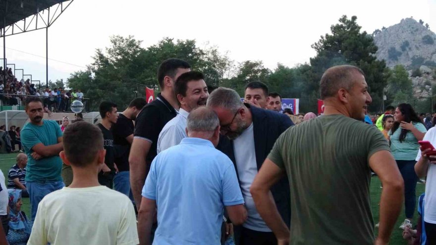 Manuş Baba’yı el işi yaparak bekledi