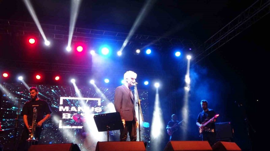 Manuş Baba’yı el işi yaparak bekledi