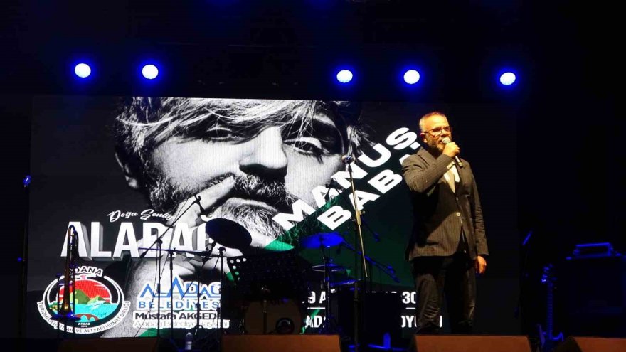 Manuş Baba’yı el işi yaparak bekledi