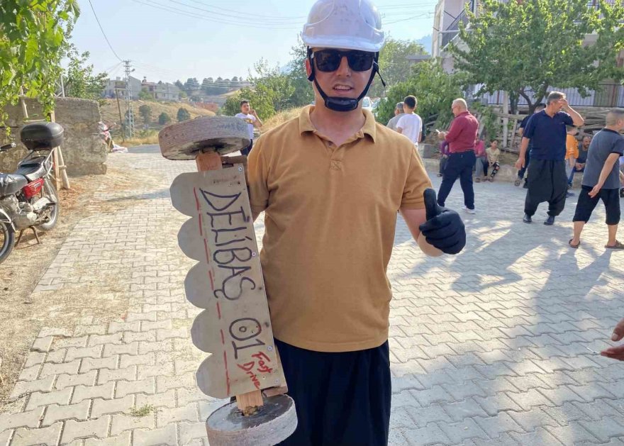 Adana’da köylüler el yapımı tahta araçlarla yarıştı