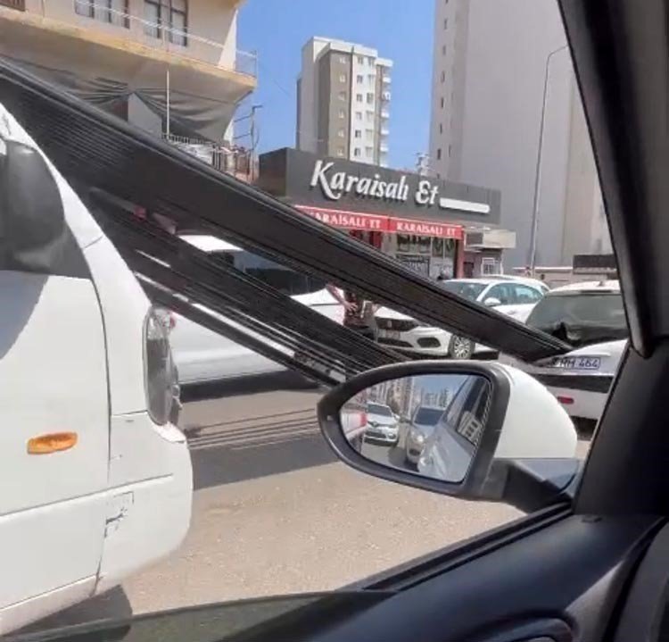 Kamyonetteki demir otomobile ok gibi saplandı