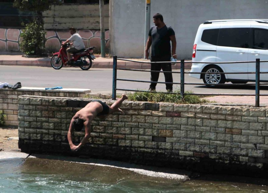 Ağabeylerinden izin alıp ölümüne serinliyorlar