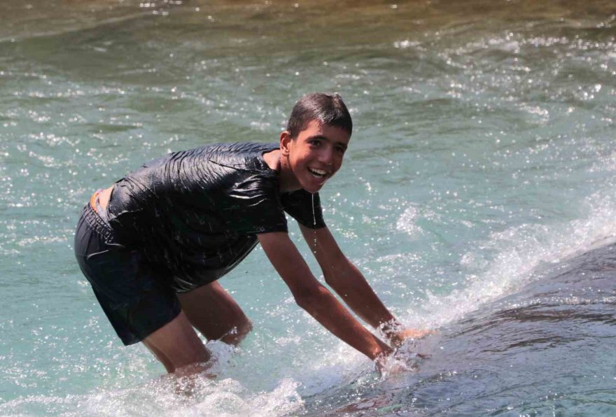 Ağabeylerinden izin alıp ölümüne serinliyorlar